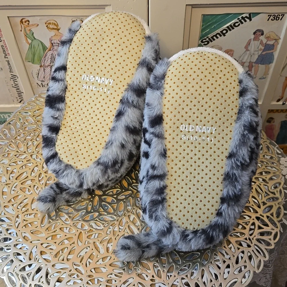 Old Navy kids tiger cats slippers Sz S (10-11)